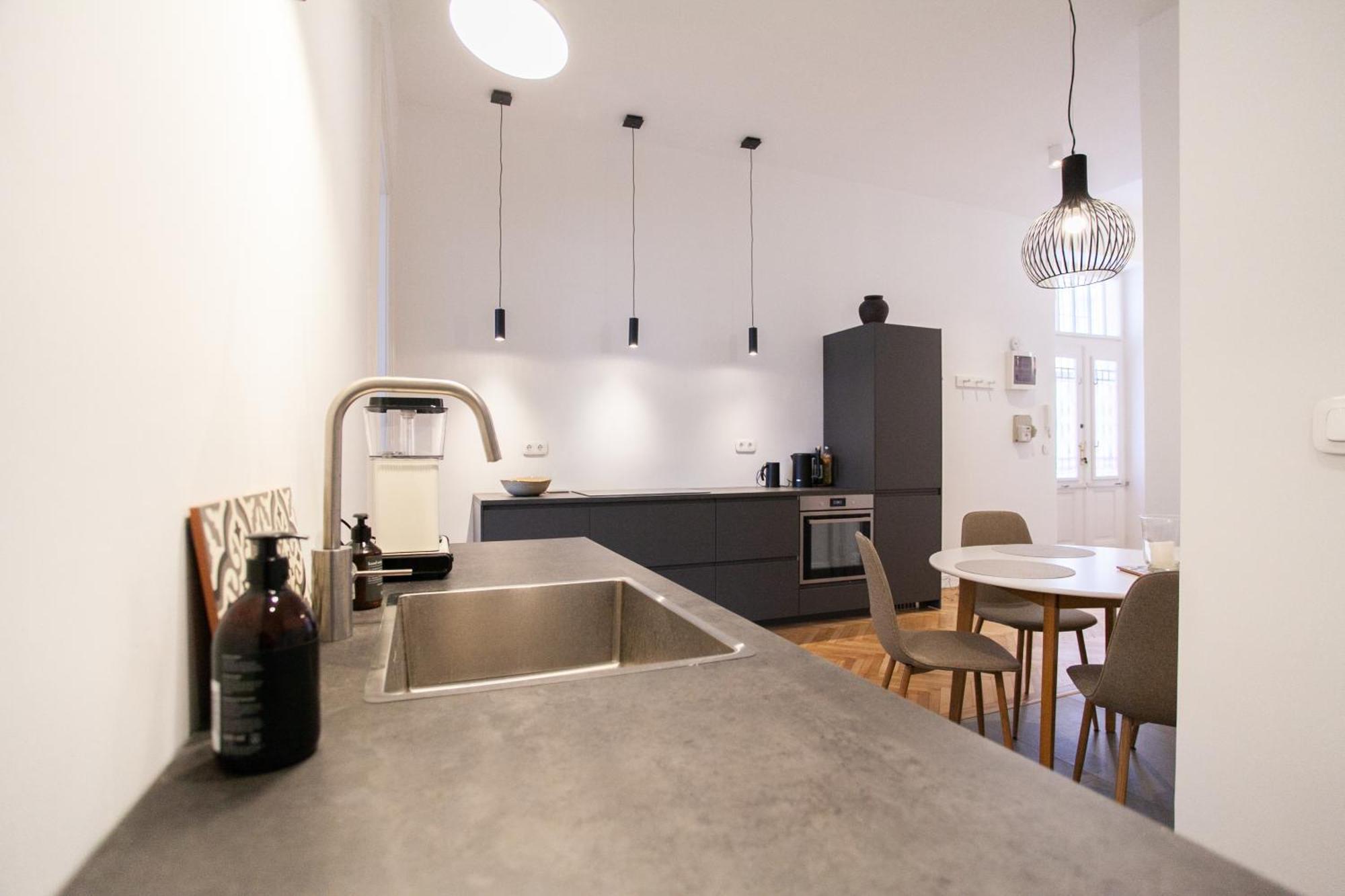 Luxury Style Next To The Market Hall Apartment *